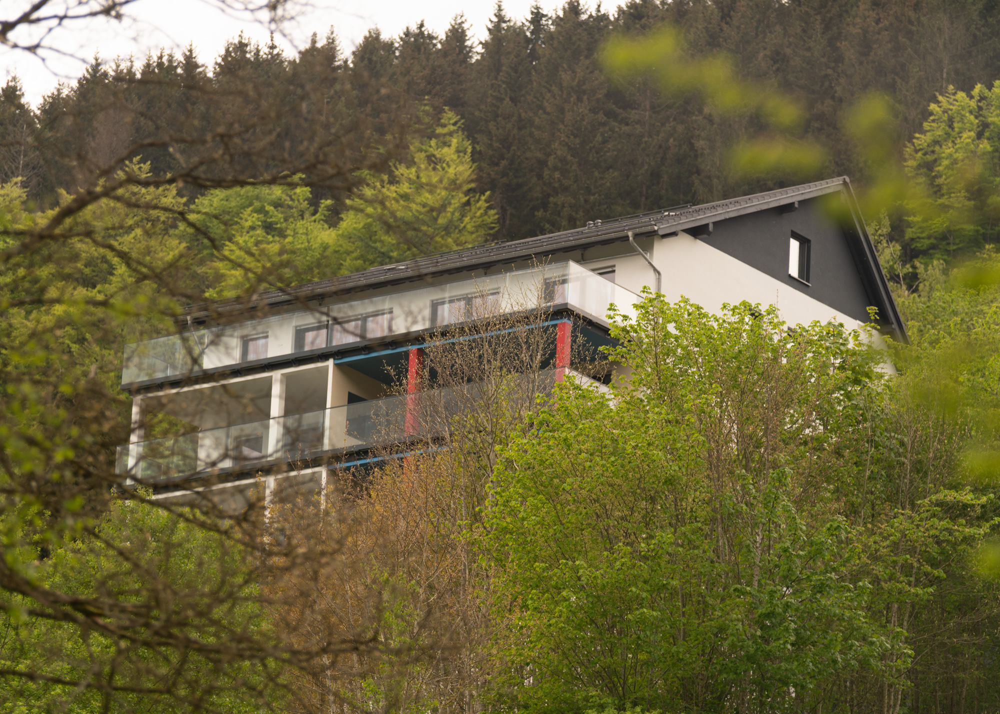 Gruenewald-nordenau-hills-haus-terasse-balkonbereich